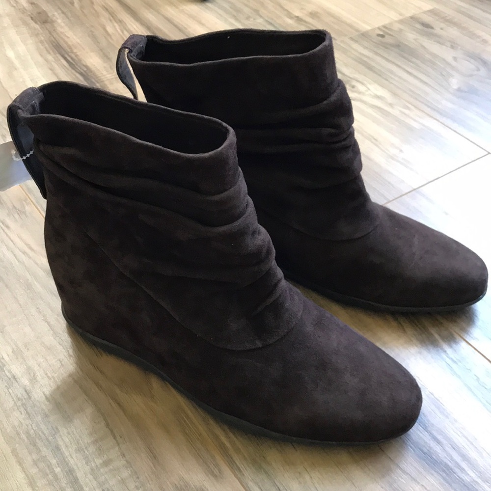 NWOT Me Too suede Houston slouch wedge bootie SZ 9